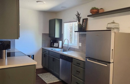 Grants Pass Apartment | Charming 2-bedroom apartment with WiFi, AC in pleasant Grants Pass