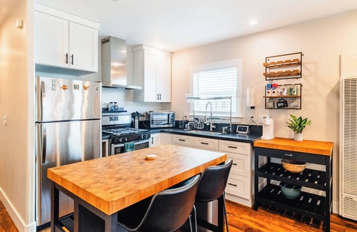 Alamitos Beach Apartment | Charming 2-Bedroom apartment/10-min walk to the Beach/Parking Stall/AC