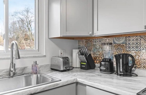 Brentwood Apartment | Charming 2-bedroom apartment with AC, WiFi in brilliant Pittsburgh