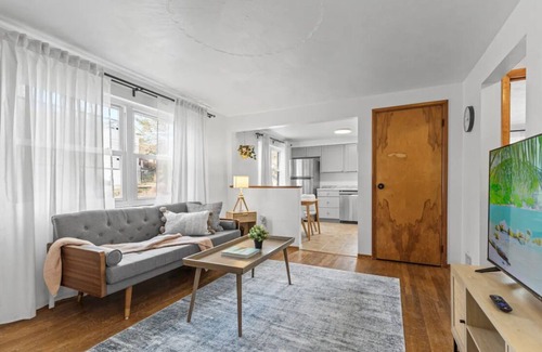 Brentwood Apartment | Charming 2-bedroom apartment with AC, WiFi in brilliant Pittsburgh