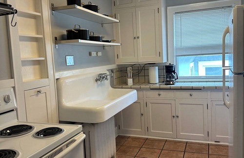 Macalester - Groveland Apartment | Charming 2-bedroom apartment in Saint Paul. Near MAC, UST, St. Kate's.