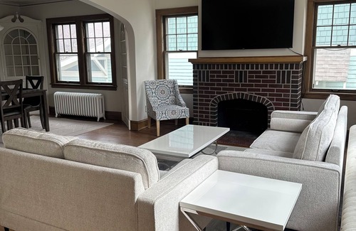 Macalester - Groveland Apartment | Charming 2-bedroom apartment in Saint Paul. Near MAC, UST, St. Kate's.