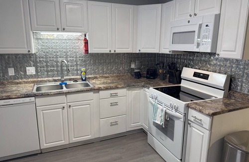 Daleville Apartment | Charming 2-bedroom apartment with WiFi, AC in fabulous Daleville