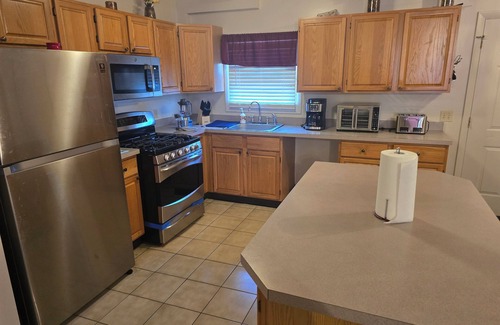 Providence House | Charming 2-bedroom Apartment with AC, WiFi in delightful Pawtucket
