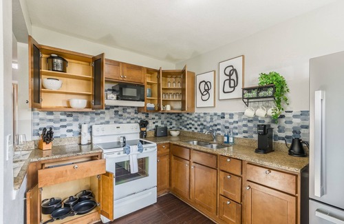 Riverside Apartment | Charming 2-bedroom apt in quiet Riverside in between airport and Kansas City