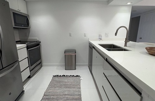 Aventura Apartment | Charming 2-bedroom apartment with AC, fitness room in welcoming Aventura