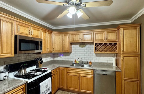 Blasdell Apartment | Charming 2-bedroom apartment in Pleasant Blasdell with morning breakfast.