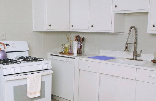 Oak Park Apartment | Charming 2-bedroom apartment in Oak Park with WiFi access