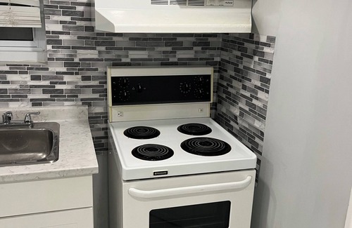 Walkerville Apartment | Charming 2-bedroom apartment with AC, WiFi in Windsor
