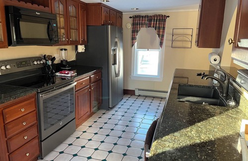 Houlton Apartment | Charming 2-bedroom apartment with very fast WiFi, AC, full deck and bbq grill