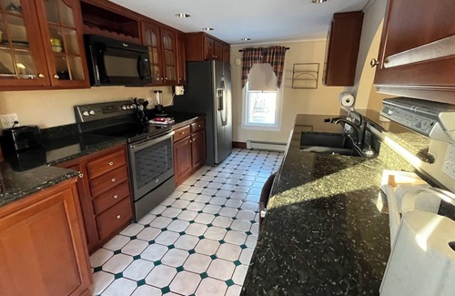 Houlton Apartment | Charming 2-bedroom apartment with very fast WiFi, AC, full deck and bbq grill