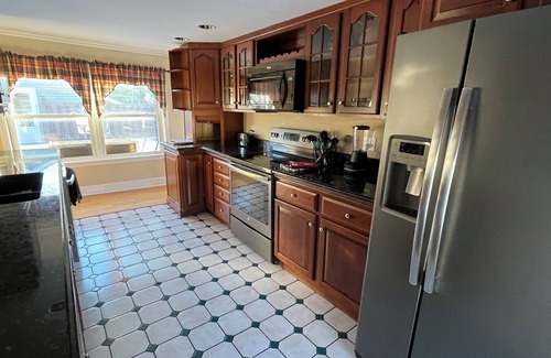 Houlton Apartment | Charming 2-bedroom apartment with very fast WiFi, AC, full deck and bbq grill