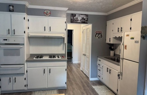 Benton Apartment | Charming 2-bedroom apartment near Rend Lake