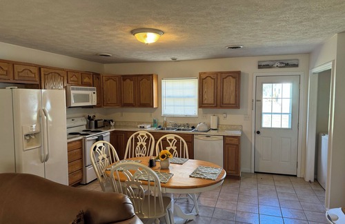 West City Apartment | Charming 2-bedroom apartment with AC, WiFi in tranquil Benton