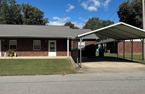 West City Apartment | Charming 2-bedroom apartment with AC, WiFi in tranquil Benton