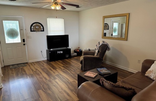 West City Apartment | Charming 2-bedroom apartment with AC, WiFi in tranquil Benton