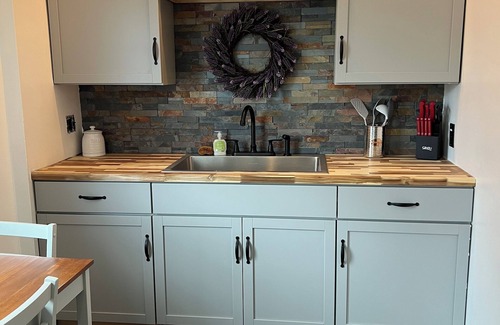 Greene Apartment | Charming 2-bedroom apartment with WiFi, AC in welcoming Greene
