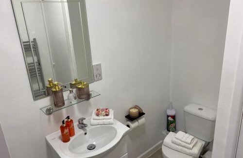 Watford Apartment | Charming 2- Bedroom Apartment