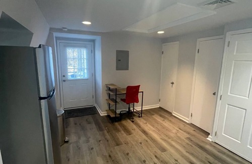 Aston Apartment | Charming 2-bedroom apartment with WiFi, AC in welcoming Media