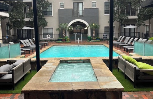 Legacy Park Apartment | Charming 2-bedroom apartment with WiFi, in the shops of legacy east