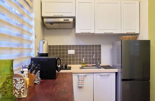 Labone Bed & Breakfast | Charming 2-bedroom B&B with WiFi, AC in delightful Osu