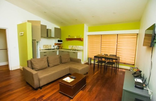 Labone Bed & Breakfast | Charming 2-bedroom B&B with WiFi, AC in delightful Osu