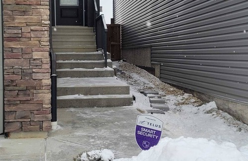 Northwest Edmonton House | Charming 2-bedroom basement in superb Edmonton with WiFi near WEM