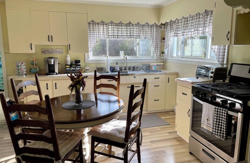 Jamestown West House | Charming 2-bedroom bungalow with WiFi, AC in welcoming Jamestown West Ellicott.
