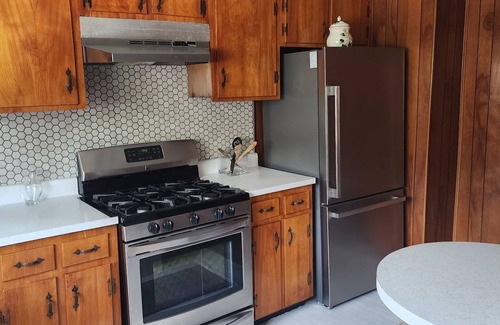 Fourmile House | Charming 2-bedroom bungalow with AC, WiFi in pleasant Pineville