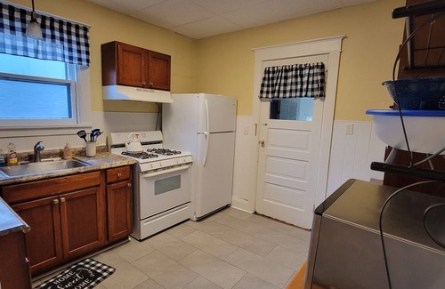 Hannibal House | Charming 2-bedroom bungalow with WiFi, in Historic downtown Hannibal, MO.