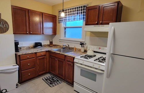 Hannibal House | Charming 2-bedroom bungalow with WiFi, in Historic downtown Hannibal, MO.