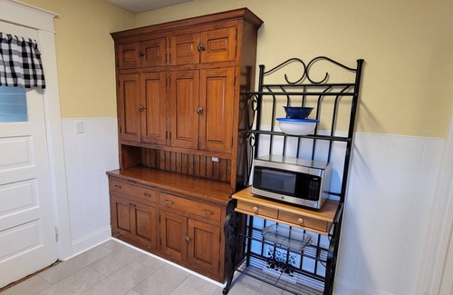 Hannibal House | Charming 2-bedroom bungalow with WiFi, in Historic downtown Hannibal, MO.