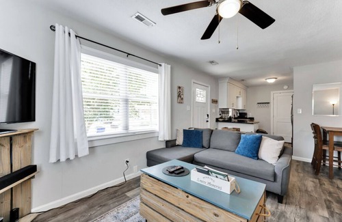 Bayview House | Charming 2-bedroom bungalow in marvelous Norfolk with AC 30 days +