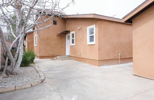 Ontario House | Charming 2-bedroom bungalow with AC, WiFi in welcoming Ontario