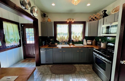 Sapulpa House | Charming 2-Bedroom Bungalow: Historic Route 66 & Crossroads of America!