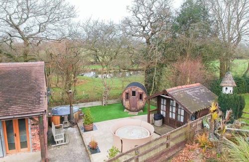 Earlswood Cottage | Charming 2-bedroom cottage in the countryside Birmingham with hot tub, sauna