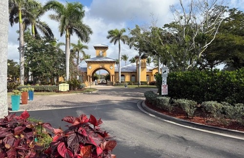 Iona Condo | Charming 2-bedroom condo 10 mins from the Fort Myers beach and Sanibel Island