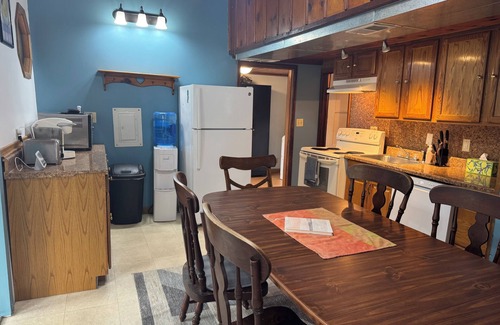 Canadohta Lake Cottage | Charming 2-bedroom cottage at Canadohta Lake with WiFi