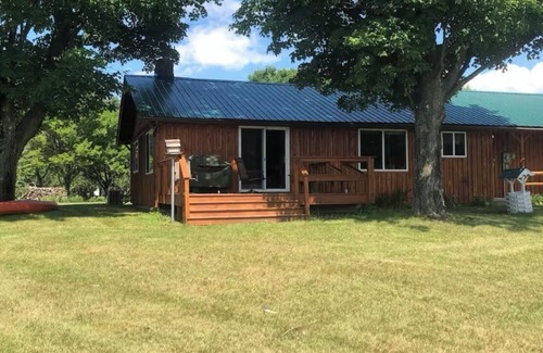 Gladstone Cabin | Charming 2-bedroom cabin with WiFi and AC in Gladstone