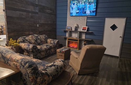 Hunnewell Cabin | Charming 2-bedroom cabin with WiFi, AC in tranquil Hunnewell