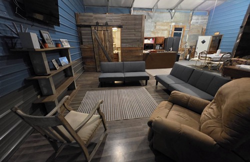Hunnewell Cabin | Charming 2-bedroom cabin with WiFi, AC in tranquil Hunnewell
