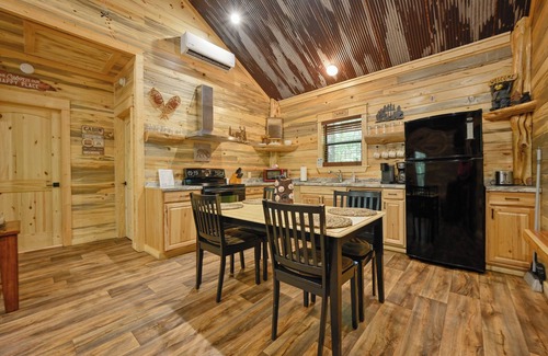 Board Camp Cabin | Charming 2-bedroom cabin with WiFi, AC, Cell Service, 3 miles to Wolf Pen Gap