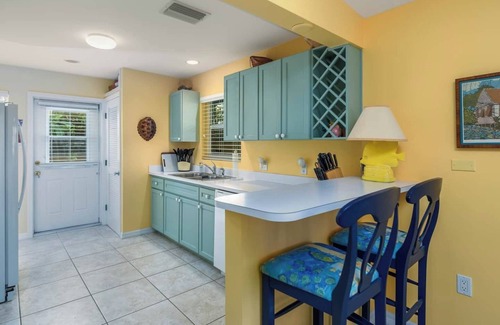 Seven Mile Beach Cottage | Charming 2-bedroom Cayman cottage with AC, WiFi steps from Cemetery Beach