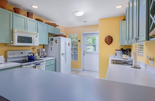 Seven Mile Beach Cottage | Charming 2-bedroom Cayman cottage with AC, WiFi steps from Cemetery Beach