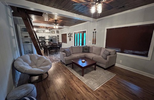 Steens Ski Chalet | Charming 2-bedroom chalet with AC and WiFi in Caledonia