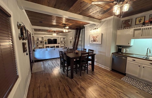 Steens Ski Chalet | Charming 2-bedroom chalet with AC and WiFi in Caledonia