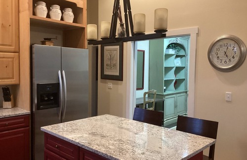 Hansville Cottage | Charming 2-bedroom cottage with AC, High Speed WiFi in gorgeous Hansville.