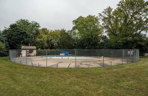 Colgate Condo | Charming 2-bedroom condo with AC, WiFi in delightful Suburban Milwaukee