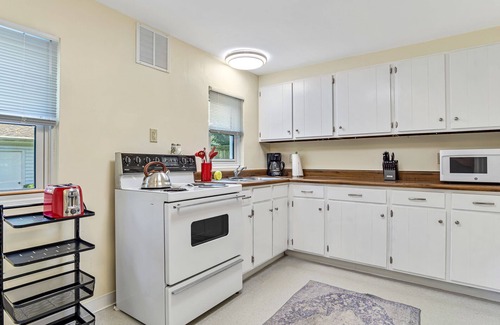 Alton Condo | Charming 2-bedroom condo on the hill in Alton