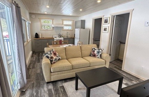 Utterson Cottage | Charming 2-bedroom cottage by the water